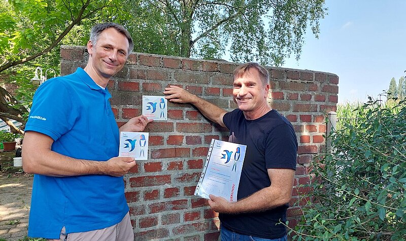 Übergabe der Plakette zum schwalbenfreundlichen Haus an Herrn Lauks. Foto: NABU Willich